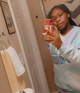 Meet your Posher, Kamari